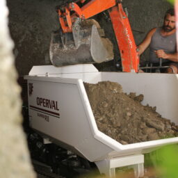 Macchine movimento terra compatte progettate per garantire sicurezza e prestazioni in cantieri edili di piccole dimensioni