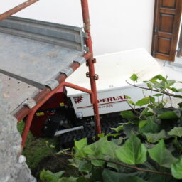 Motocarriola professionale compatta utilizzata per il trasporto di materiali pesanti in un cantiere nel centro storico