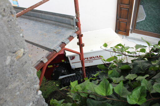 Dumper radiocomandato P24 trasporta materiali pesanti in un grande cantiere edile