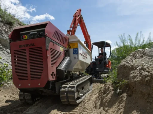 Dumper radiocomandato P24 trasporta materiali pesanti in un grande cantiere edile