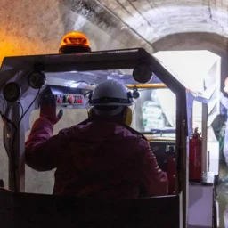 Dumper ST25 trasporta materiali in un tunnel stretto, evidenziando la sua manovrabilità in spazi ristretti