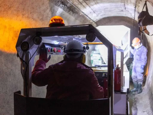 Dumper ST25 trasporta materiali in un tunnel stretto, evidenziando la sua manovrabilità in spazi ristretti