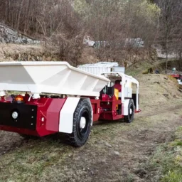 Dumper con gomme piene, ideale per lavori di manutenzione nei canali delle centrali idroelettriche