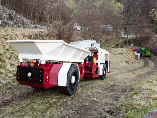 Dumper con gomme piene, ideale per lavori di manutenzione nei canali delle centrali idroelettriche