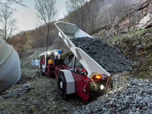 Dumper ST25 personalizzato con cassone rinforzato, operante in una miniera sotterranea