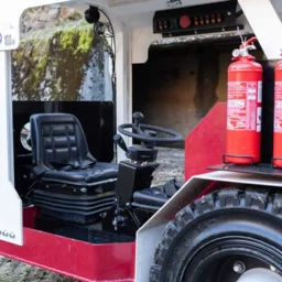 Dumper da galleria ST25 con doppia seduta e telecamera posteriore, garantendo sicurezza nei cantieri sotterranei