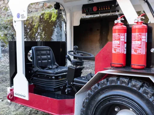 Dumper da galleria ST25 con doppia seduta e telecamera posteriore, garantendo sicurezza nei cantieri sotterranei