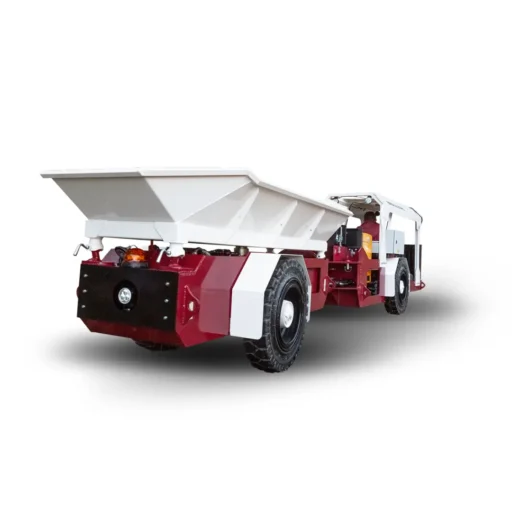 Dumper radiocomandato P24 trasporta materiali pesanti in un grande cantiere edile