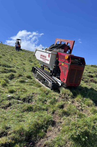Mini Dumper cingolato diesel trasporta materiali su terreni ripidi e difficili in cantieri montani
