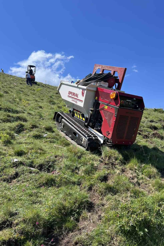 Mini Dumper cingolato diesel trasporta materiali su terreni ripidi e difficili in cantieri montani