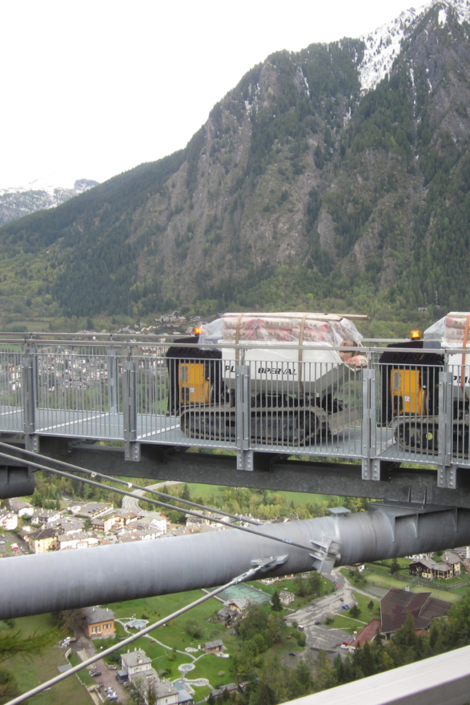 Motocarriola professionale compatta utilizzata per il trasporto di materiali pesanti nel collaudo passerella sospesa Orrido Pré Saint Didier
