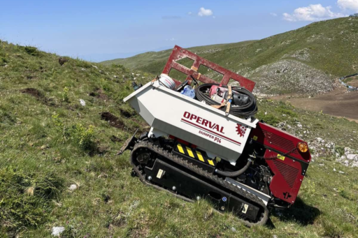 Mini dumper per cantieri in montagna con cingoli, progettato per trasportare materiali in alta quota