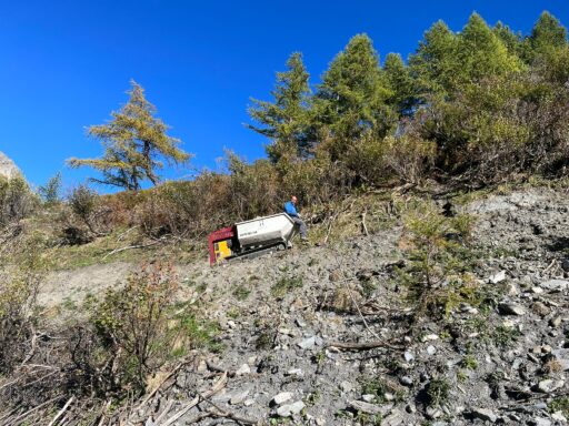 Dumper cingolato diesel trasporta materiali su terreni ripidi e difficili in cantiere montano