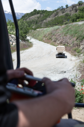 Dumper cingolato radiocomandato in azione in un cantiere edile