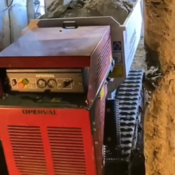 Motocarriola professionale compatta progettata per garantire sicurezza e prestazioni in cantieri edili di piccole dimensioni