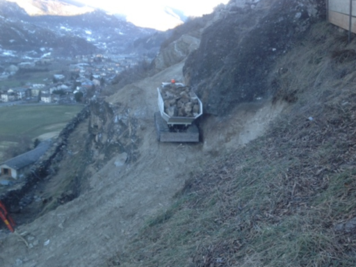 Motocarriola professionale compatta utilizzata per il trasporto di materiali pesanti in un cantiere montano