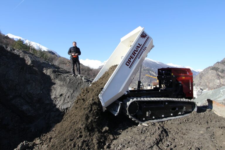 Dumper radiocomandato P24 trasporta materiali pesanti in un grande cantiere edile