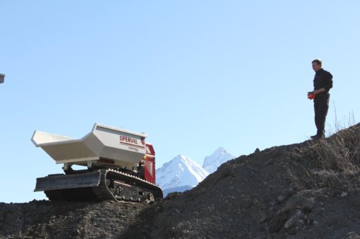 Dumper radiocomandato P24 trasporta materiali pesanti in un grande cantiere edile