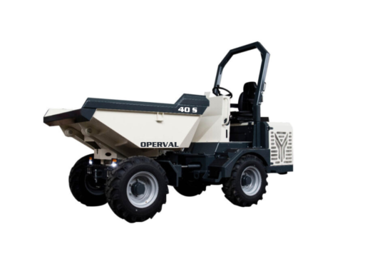 Dumper radiocomandato P24 trasporta materiali pesanti in un grande cantiere edile