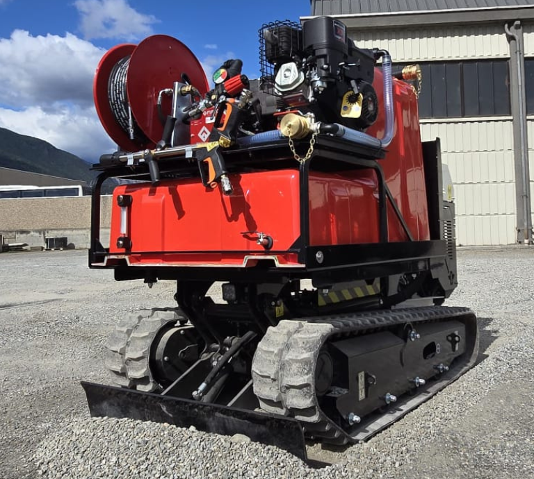 Modulo antincendio installato su dumper P14 Operval durante test operativo su terreno pianeggiante