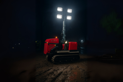 Dumper radiocomandato P24 trasporta materiali pesanti in un grande cantiere edile
