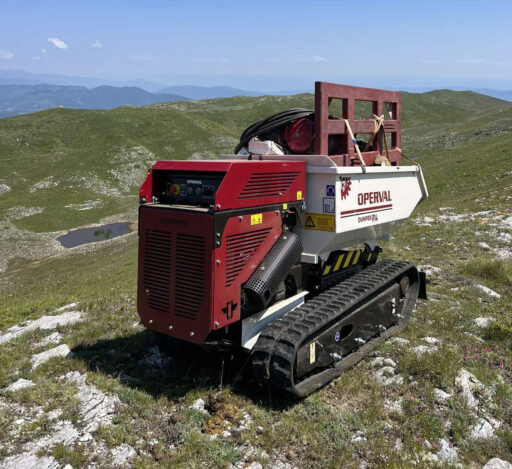 Dumper radiocomandato P24 trasporta materiali pesanti in un grande cantiere edile